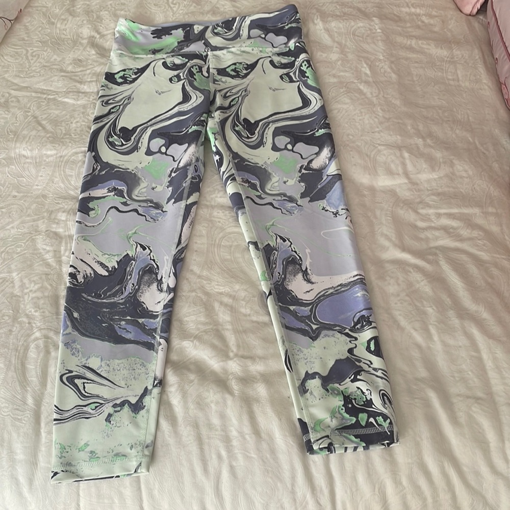 DKNY sports leggings in marble color of grey & green . Size M